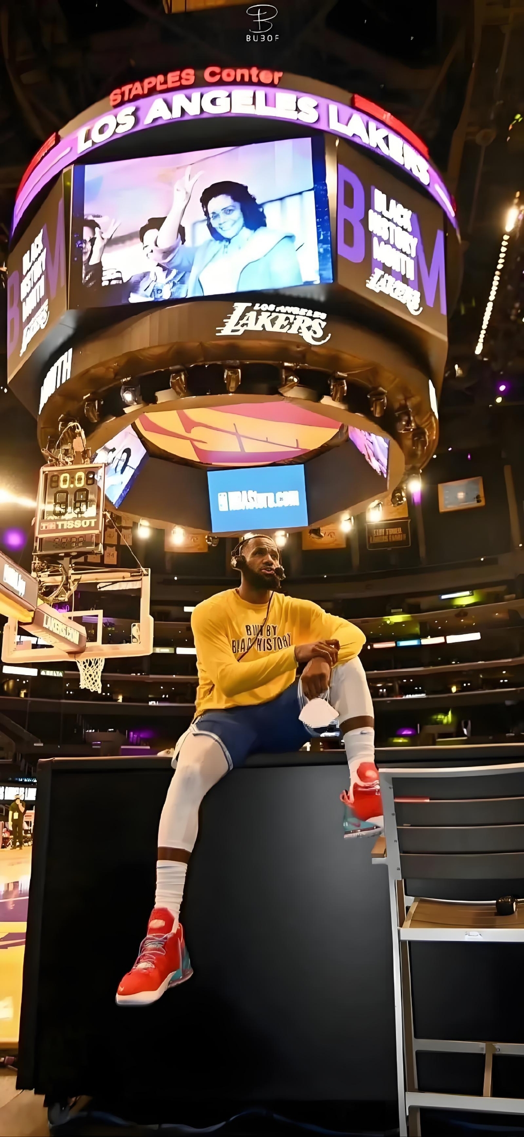 开云体育下载-詹姆斯重返赛场，表现优异首场状态出色，老鹰观众沸腾！